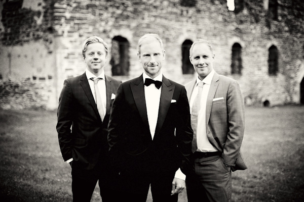 group photo of groom and friends - wedding photo by top Swedish wedding photographers Dayfotografi