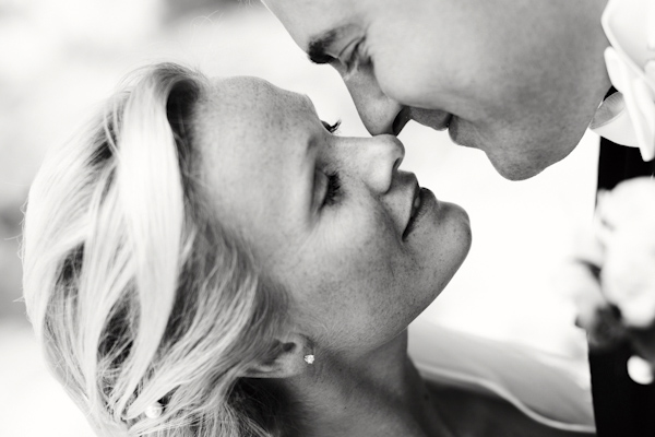 the kiss of the happy couple - wedding photo by top Swedish wedding photographers Dayfotografi