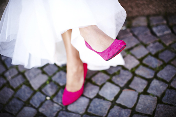 the bride's dark pink shoes - wedding photo by top Swedish wedding photographers Dayfotografi