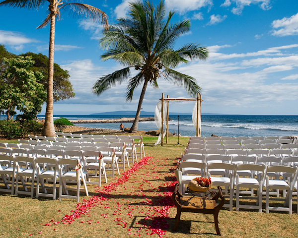 gorgeous beach front wedding ceremony - photo by Hawaii based wedding photographer Derek Wong