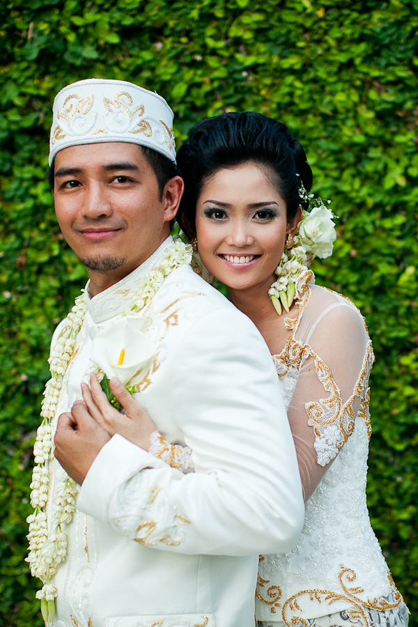 bride and groom in traditional Indonesian garb - traditional Indonesian wedding in Bali - photo by Portland wedding photographer Bunn Salarzon
