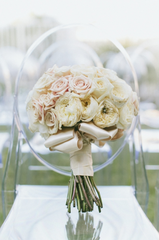 white and light pink rose bridal bouquet, photo by Wai Reyes Photography