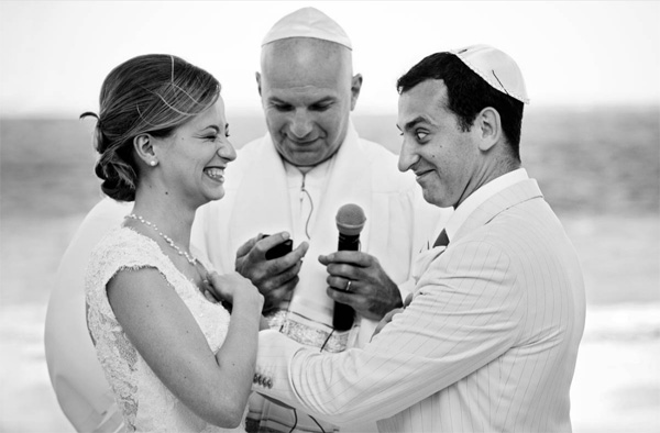 hilarious wedding ceremony photo by top Mexico wedding photographer Citlalli Rico photography | via junebugweddings.com hilarious wedding ceremony photo by top Mexico wedding photographer Citlalli Rico photography | via junebugweddings.com