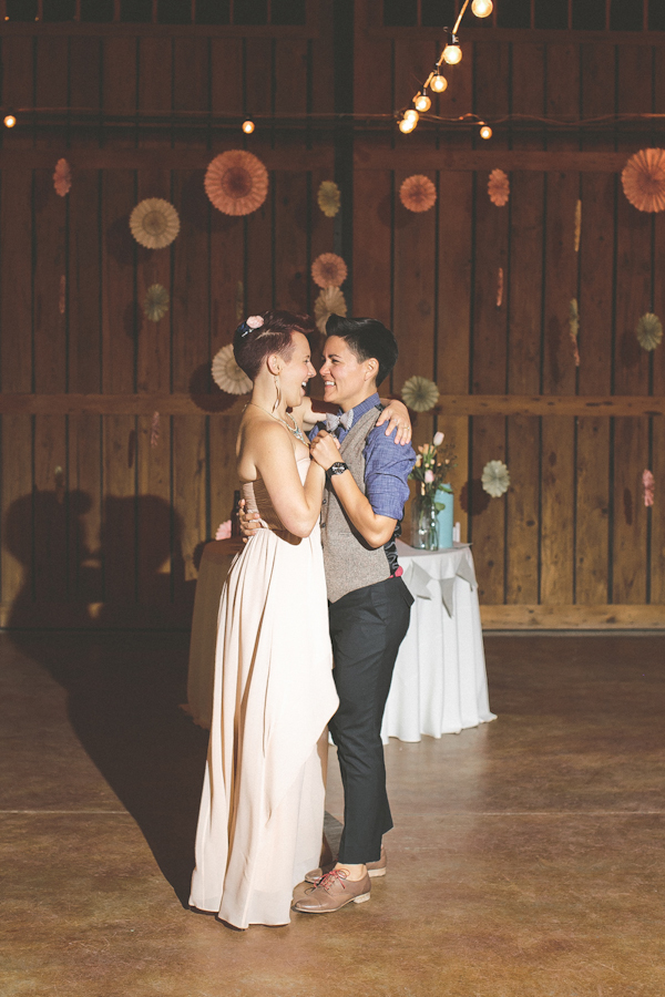 vintage colorful wedding at The Windmill Winery in Arizona with photos by Ventola Photography | junebugweddings.com vintage colorful wedding at The Windmill Winery in Arizona with photos by Ventola Photography | junebugweddings.com