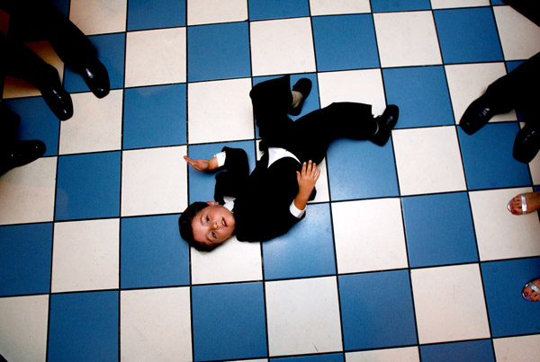 hilarious little boy ring bearer dancing at a wedding, photo by Eleven Weddings hilarious little boy ring bearer dancing at a wedding, photo by Eleven Weddings
