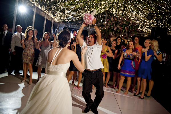 hilarious bouquet toss photo - wedding photo by top Houston based photographer Morgan Lynn hilarious bouquet toss photo - wedding photo by top Houston based photographer Morgan Lynn