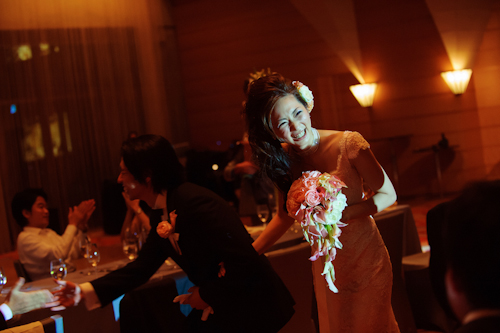 Elegant Japanese wedding at the Tokyo American Club - photos by 37 Frames Photography | junebugweddings.com