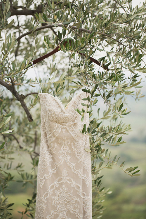 destination wedding in Tuscany, Italy - photo by Whitewall Photography | junebugweddings.com