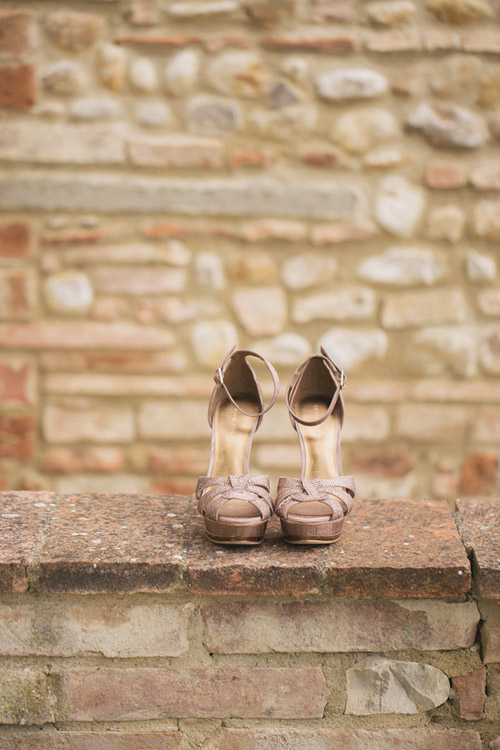 pink wedding shoes at a destination wedding in Italy - photo by Whitewall Photography | junebugweddings.com