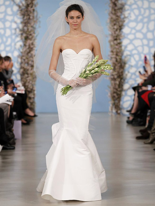 Wedding dress by Oscar de la Renta from his Spring 2014 bridal collection | via junebugweddings.com Wedding dress by Oscar de la Renta from his Spring 2014 bridal collection | via junebugweddings.com
