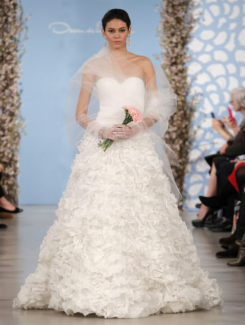 Wedding dress by Oscar de la Renta from his Spring 2014 bridal collection | via junebugweddings.com Wedding dress by Oscar de la Renta from his Spring 2014 bridal collection | via junebugweddings.com