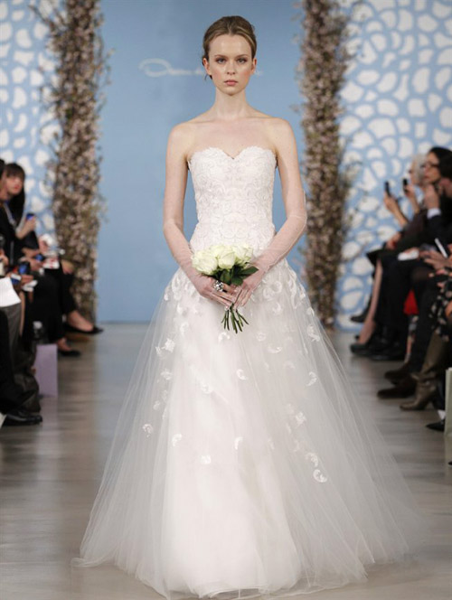Wedding dress by Oscar de la Renta from his Spring 2014 bridal collection | via junebugweddings.com Wedding dress by Oscar de la Renta from his Spring 2014 bridal collection | via junebugweddings.com