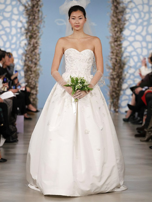 Wedding dress by Oscar de la Renta from his Spring 2014 bridal collection | via junebugweddings.com Wedding dress by Oscar de la Renta from his Spring 2014 bridal collection | via junebugweddings.com