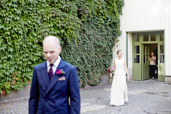purple, burgundy, vintage wedding in Sweden, photos by Sweden wedding photographer Dayfotografi | via junebugweddings.com