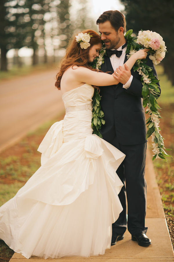 Hawaii destination wedding on Lanai island with photos by Anna Kim Photography | via junebugweddings.com