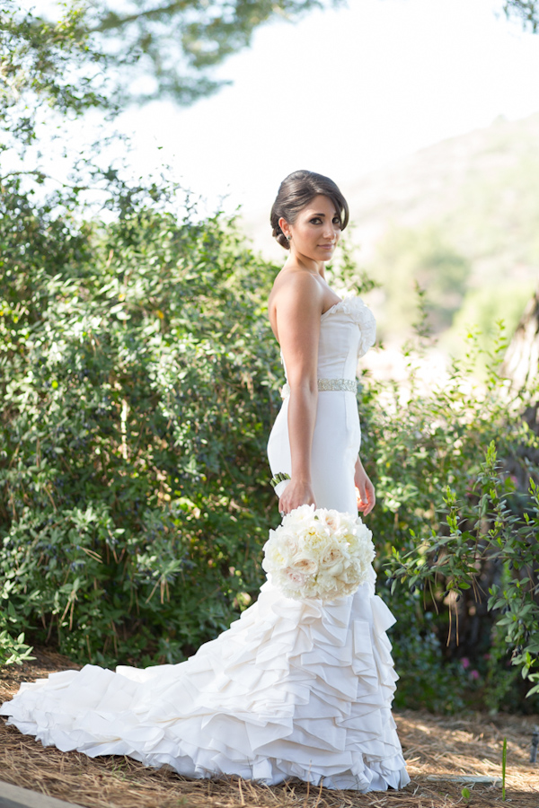 modern Persian wedding in San Jose, California, photo by Jinda Photography | via junebugweddings.com