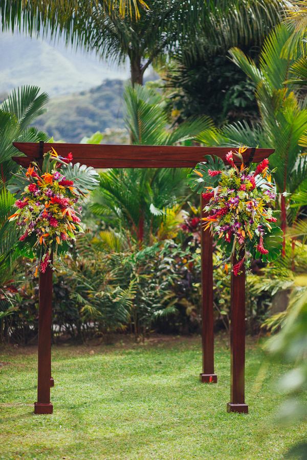 tropical elopement in Costa Rica, photo by Costa Vida Photography | via junebugweddings.com
