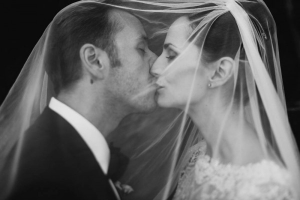 cute wedding veil kiss