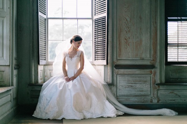 Elegant-Southern-Bridal-Portraits-at-Drayton-Hall-Catherine-Ann-Photography (14 of 27)