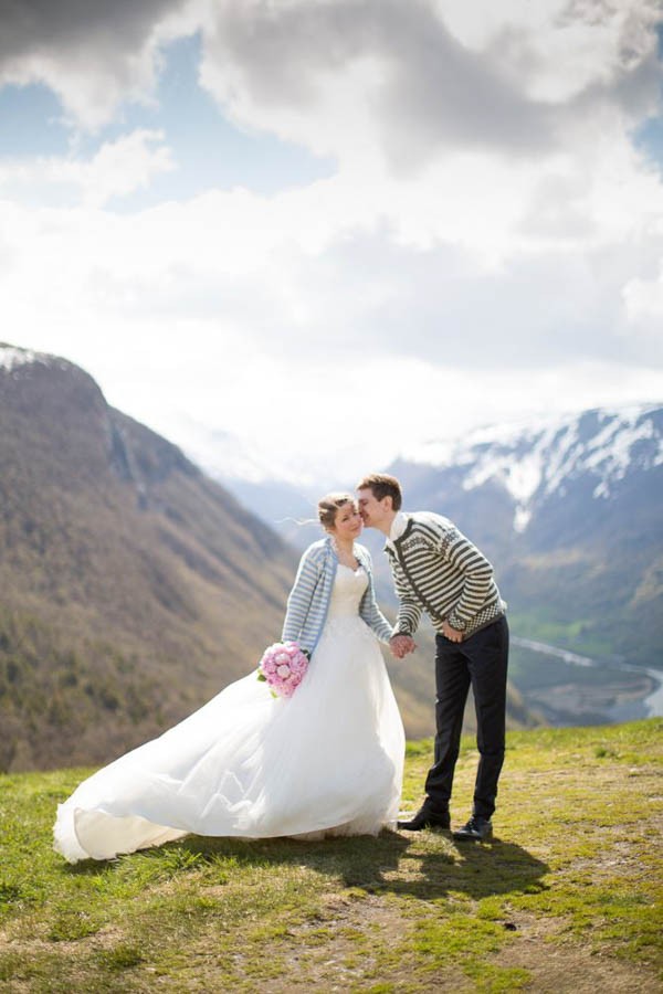Cozy-Norwegian-Wedding-at-Roisheim-Hotell-Mona-Moe-Machava-Photography-24