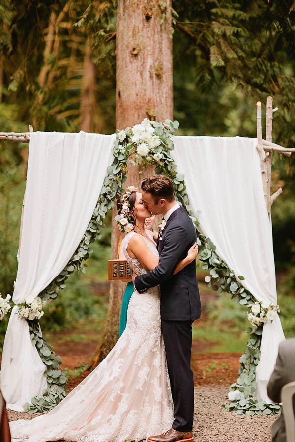 Earthy-Oregon-Wedding-at-Hornings-Hideout-Nakalan-McKay-10