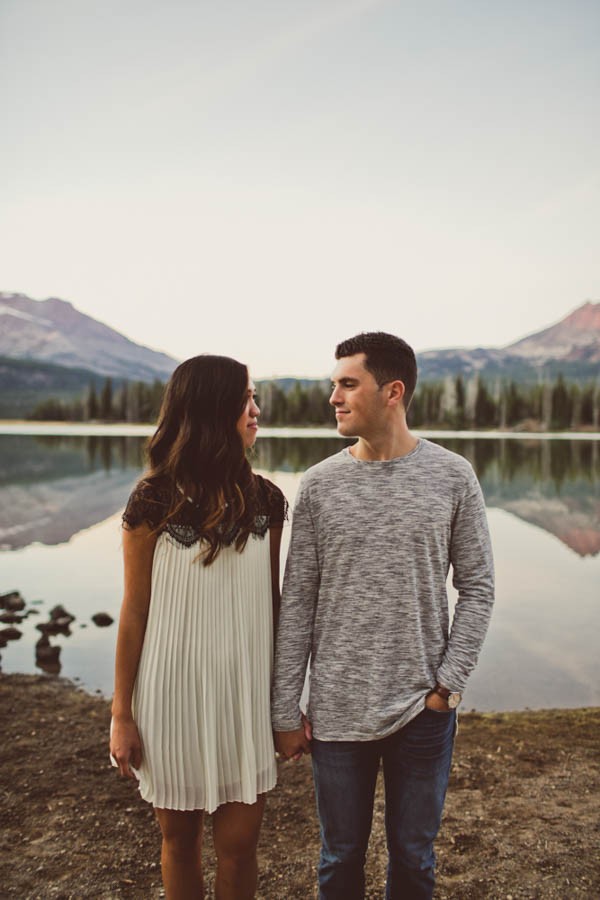 Mountain-Backdrop-Engagement-Photos-at-Sparks-Lake-Natalie-Puls-Photography-22