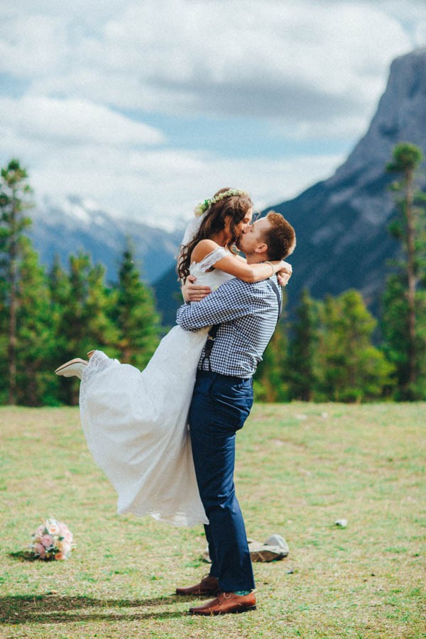 Stunning-Banff-Elopement-in-the-Tunnel-Mountain-Reservoir-Tricia-Victoria-Photography-10