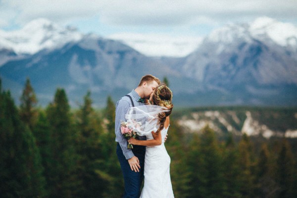 Stunning-Banff-Elopement-in-the-Tunnel-Mountain-Reservoir-Tricia-Victoria-Photography-12