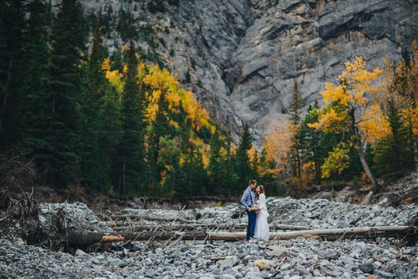 Stunning-Banff-Elopement-in-the-Tunnel-Mountain-Reservoir-Tricia-Victoria-Photography-13