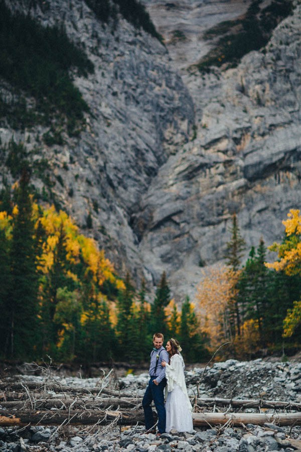Stunning-Banff-Elopement-in-the-Tunnel-Mountain-Reservoir-Tricia-Victoria-Photography-14