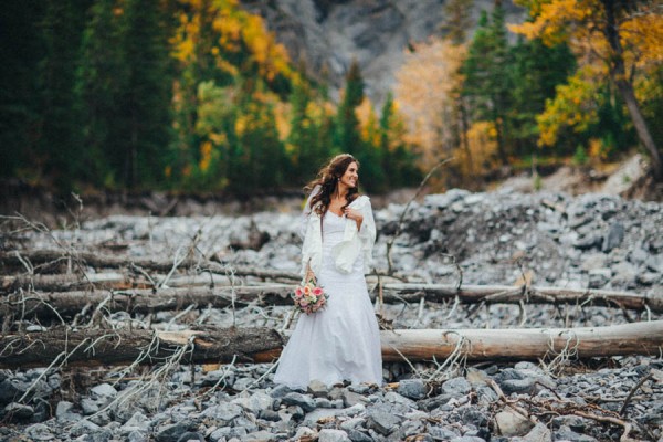 Stunning-Banff-Elopement-in-the-Tunnel-Mountain-Reservoir-Tricia-Victoria-Photography-15
