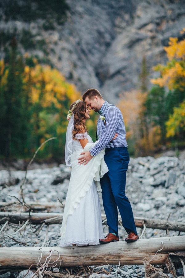 Stunning-Banff-Elopement-in-the-Tunnel-Mountain-Reservoir-Tricia-Victoria-Photography-16
