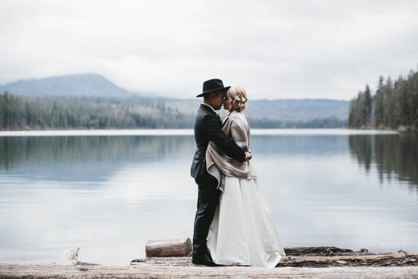 Black-and-White-Log-Cabin-Wedding-Pure-Cozy-Chic-10