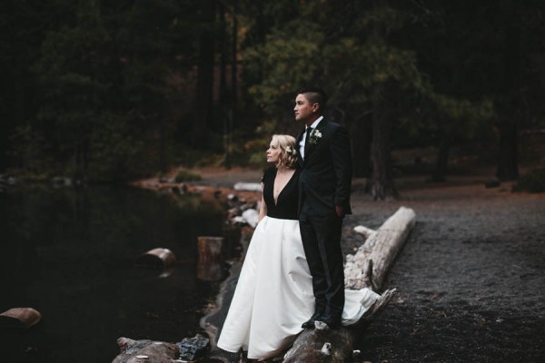 Black-and-White-Log-Cabin-Wedding-Pure-Cozy-Chic-11