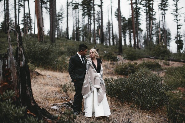 Black-and-White-Log-Cabin-Wedding-Pure-Cozy-Chic-15