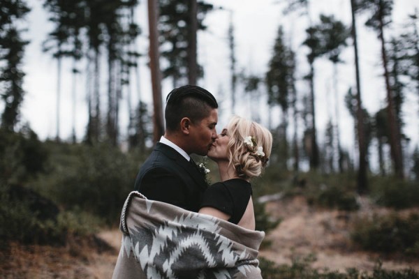 Black-and-White-Log-Cabin-Wedding-Pure-Cozy-Chic-16