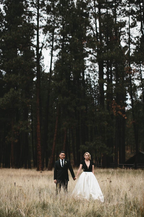 Black-and-White-Log-Cabin-Wedding-Pure-Cozy-Chic-4