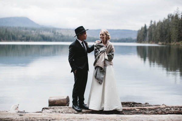 Black-and-White-Log-Cabin-Wedding-Pure-Cozy-Chic-9