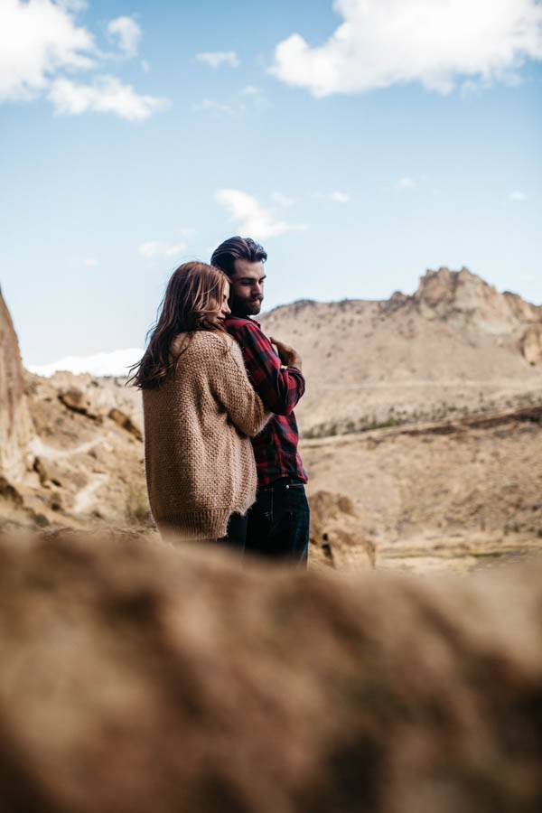 Cozy-Cliffside-Couple-Portraits-at-Smith-Rock-Erin-Wheat-5