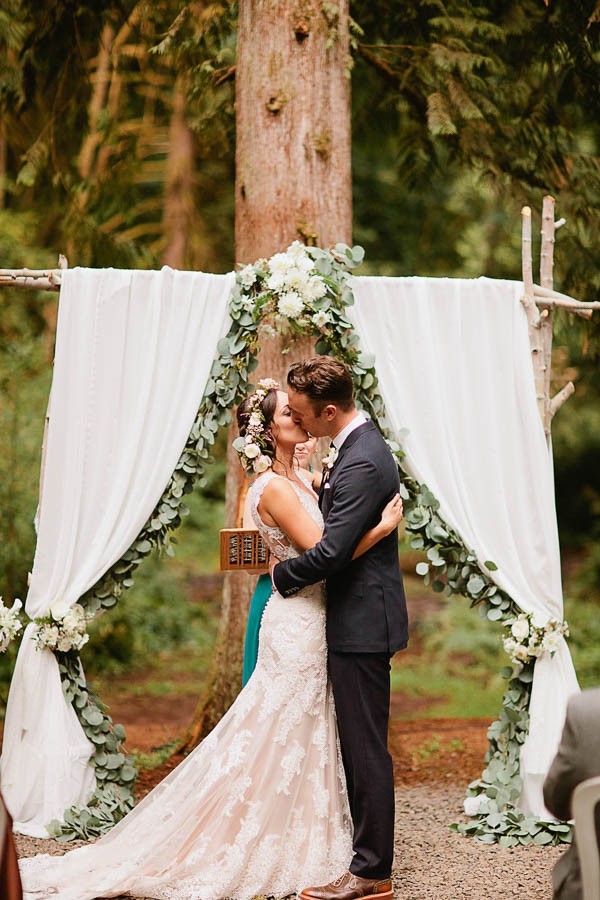 Earthy-Oregon-Wedding-at-Hornings-Hideout-Nakalan-McKay-10-600x900