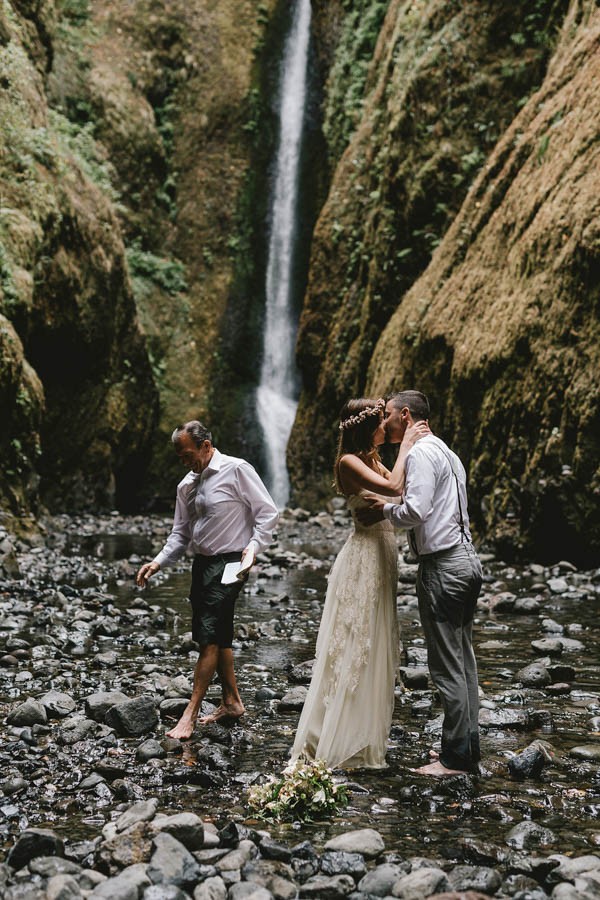 Intimate-Barefoot-Elopement-Columbia-River-Gorge-20