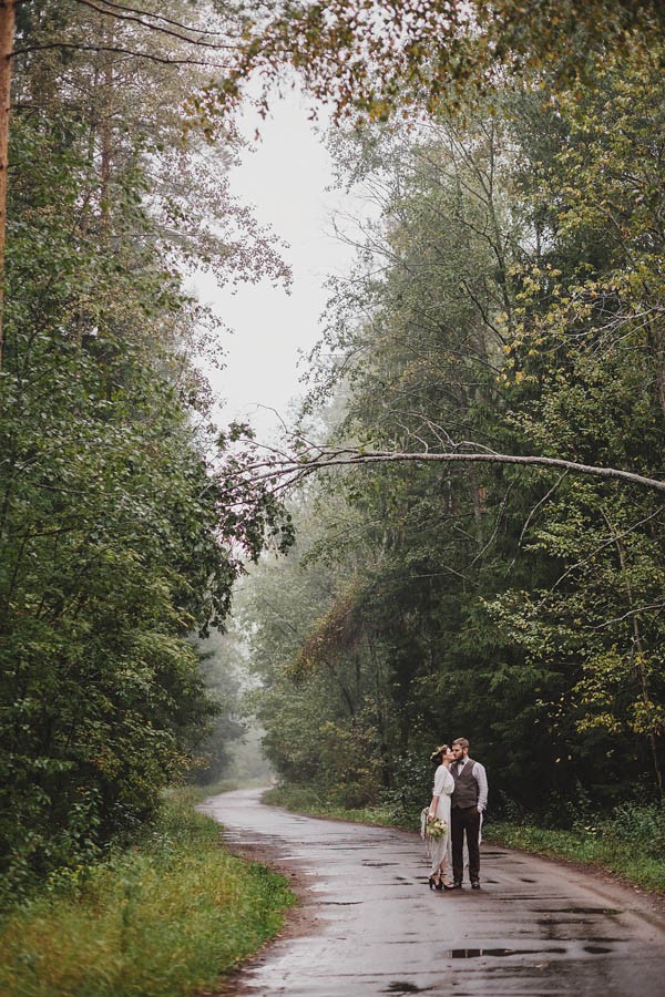 Naturally-Beautiful-Forest-Wedding-Moscow-14