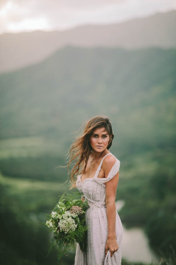 naturally-beautiful-oahu-bridal-inspiration-in-joelle-perry-11