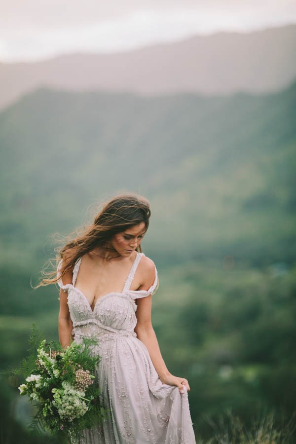 naturally-beautiful-oahu-bridal-inspiration-in-joelle-perry-13