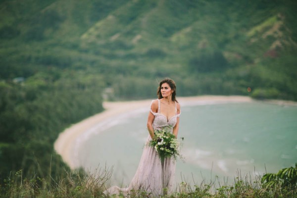 naturally-beautiful-oahu-bridal-inspiration-in-joelle-perry-8