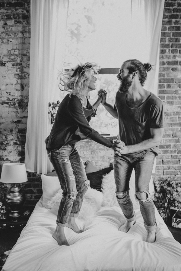this-couples-pillow-fight-photo-shoot-is-fun-flirty-and-full-of-feathers-22