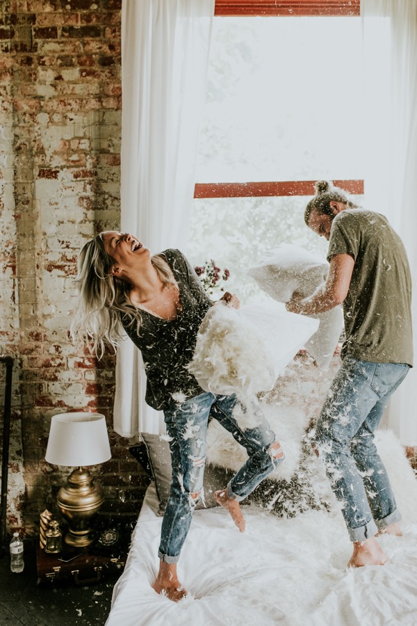 this-couples-pillow-fight-photo-shoot-is-fun-flirty-and-full-of-feathers-27