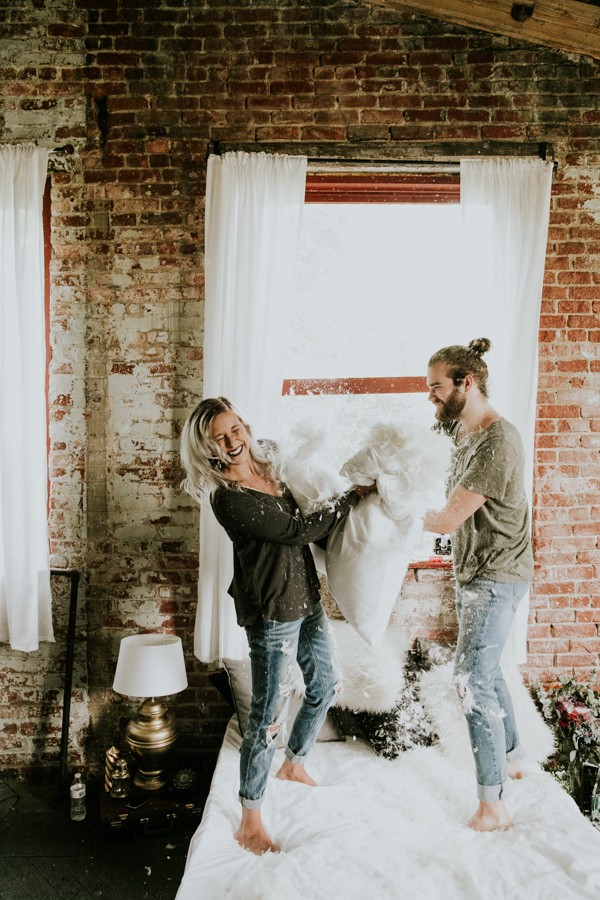 this-couples-pillow-fight-photo-shoot-is-fun-flirty-and-full-of-feathers-28