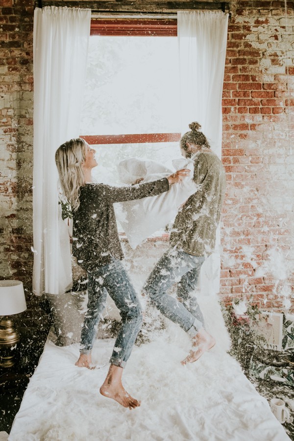 this-couples-pillow-fight-photo-shoot-is-fun-flirty-and-full-of-feathers-29