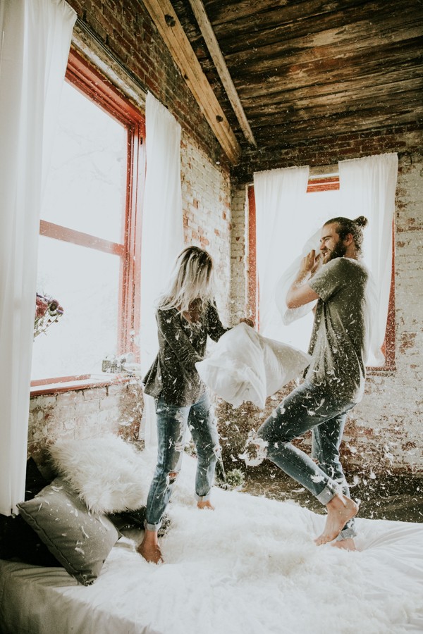 this-couples-pillow-fight-photo-shoot-is-fun-flirty-and-full-of-feathers-31